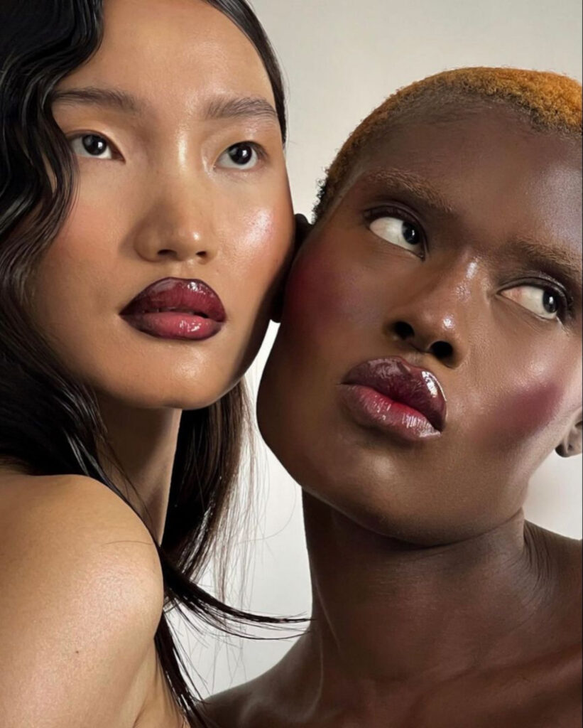 Cualquier estilo de mujer puede sumarse a la tendencia de los labios oscuros. (Fuente: Cottonbro)