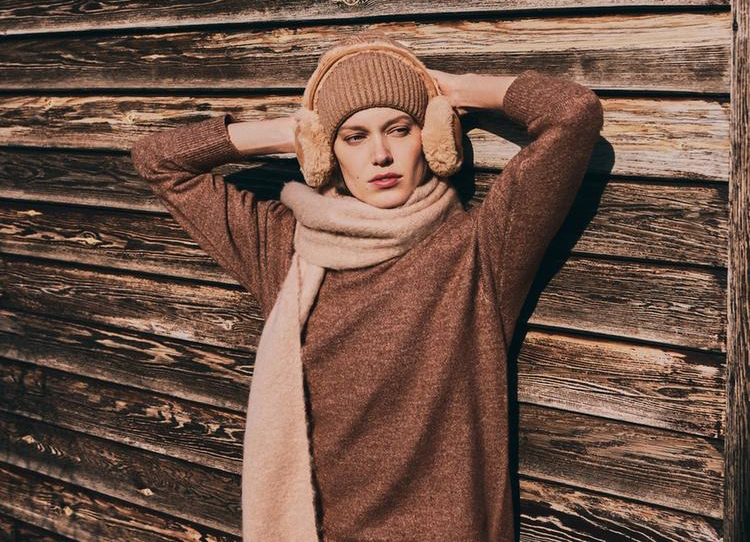 Estilismo con varias prendas y accesorios de punto. (Fuente: Lefties)