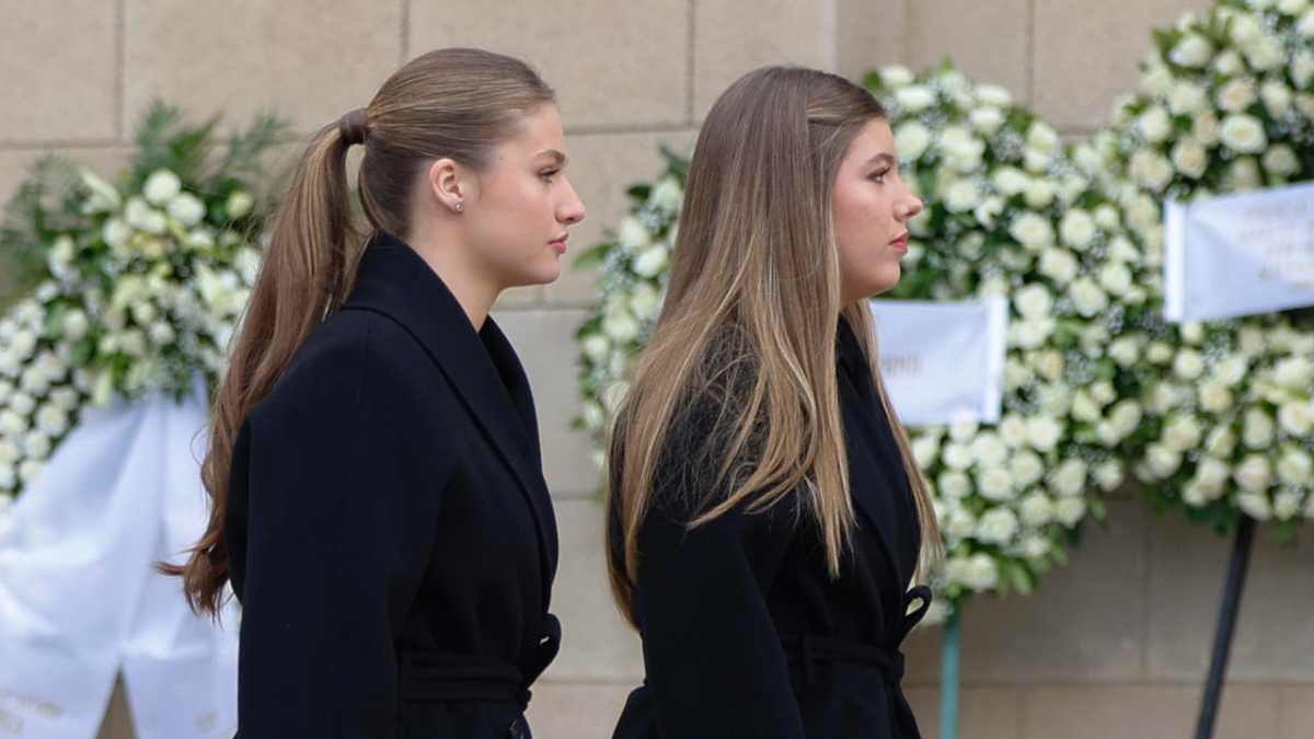 Leonor y Sofía, en el funeral de Irene en Atenas: gesto serio, mucha conexión y de riguroso luto