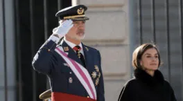Letizia luce su capa favorita en la Pascua Militar y desafía al frío con su nueva camisa vaporosa