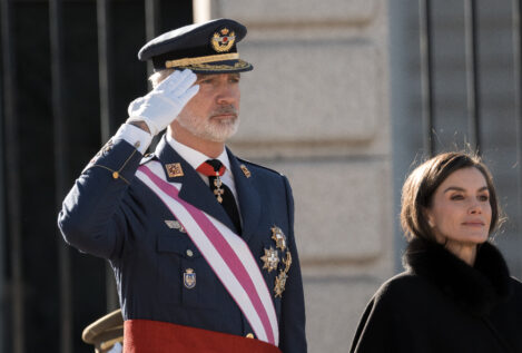 Letizia luce su capa favorita en la Pascua Militar y desafía al frío con su nueva camisa vaporosa
