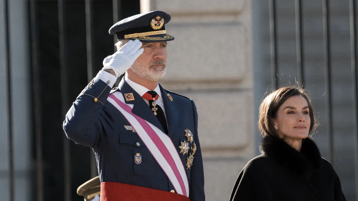 Letizia luce su capa favorita en la Pascua Militar y desafía al frío con su nueva camisa vaporosa