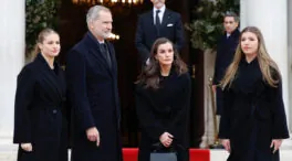 Letizia, ejemplo de luto y elegancia en Atenas: hace 'match' con sus hijas por su abrigo-lazada