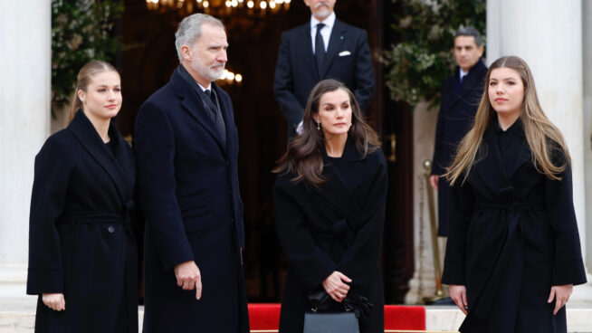 Letizia, ejemplo de luto y elegancia en Atenas: hace 'match' con sus hijas por su abrigo-lazada