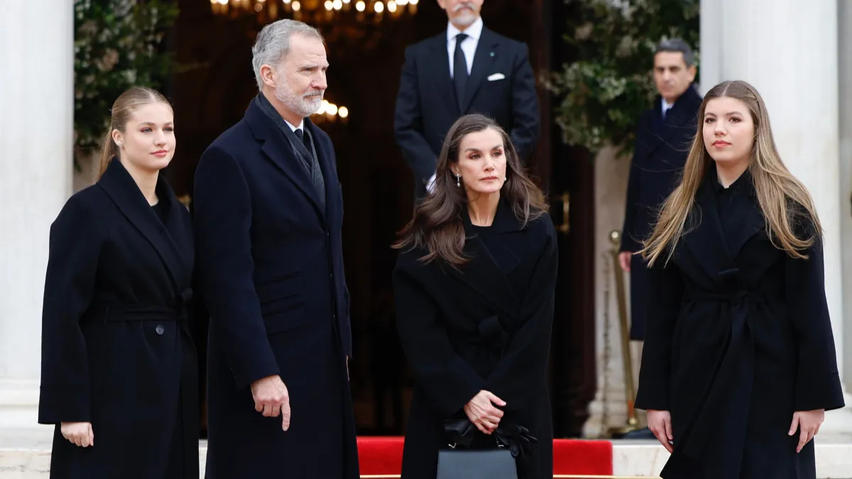 Letizia, ejemplo de luto y elegancia en Atenas: hace ‘match’ con sus hijas por su abrigo-lazada