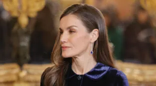 Letizia recicla su vestido de terciopelo de Felipe Varela: es el que mejor sienta a las morenas +50