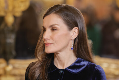 Letizia recicla su vestido de terciopelo de Felipe Varela: es el que mejor sienta a las morenas +50