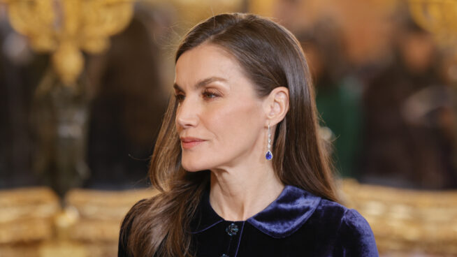 Letizia recicla su vestido de terciopelo de Felipe Varela: es el que mejor sienta a las morenas +50