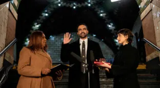 Mamdani toma posesión como alcalde de Nueva York, el primero en jurar sobre el Corán