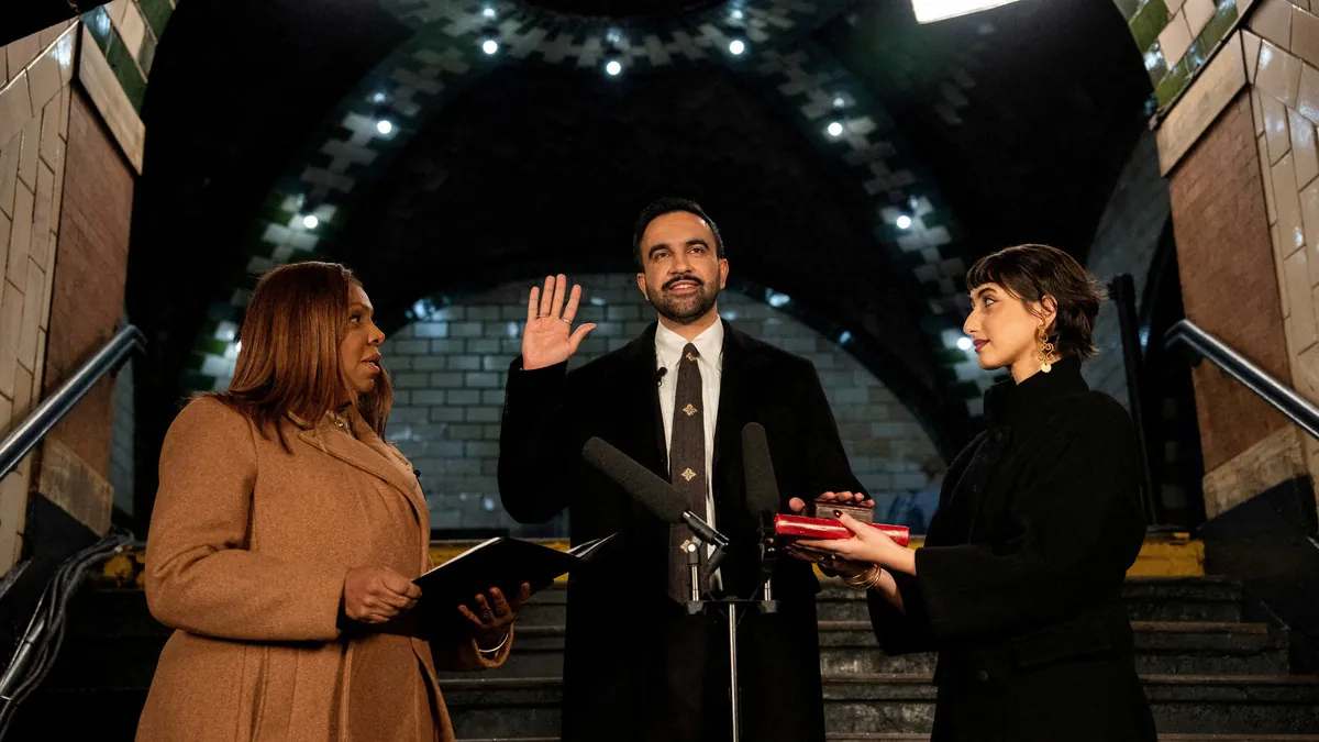 Mamdani toma posesión como alcalde de Nueva York, el primero en jurar sobre el Corán