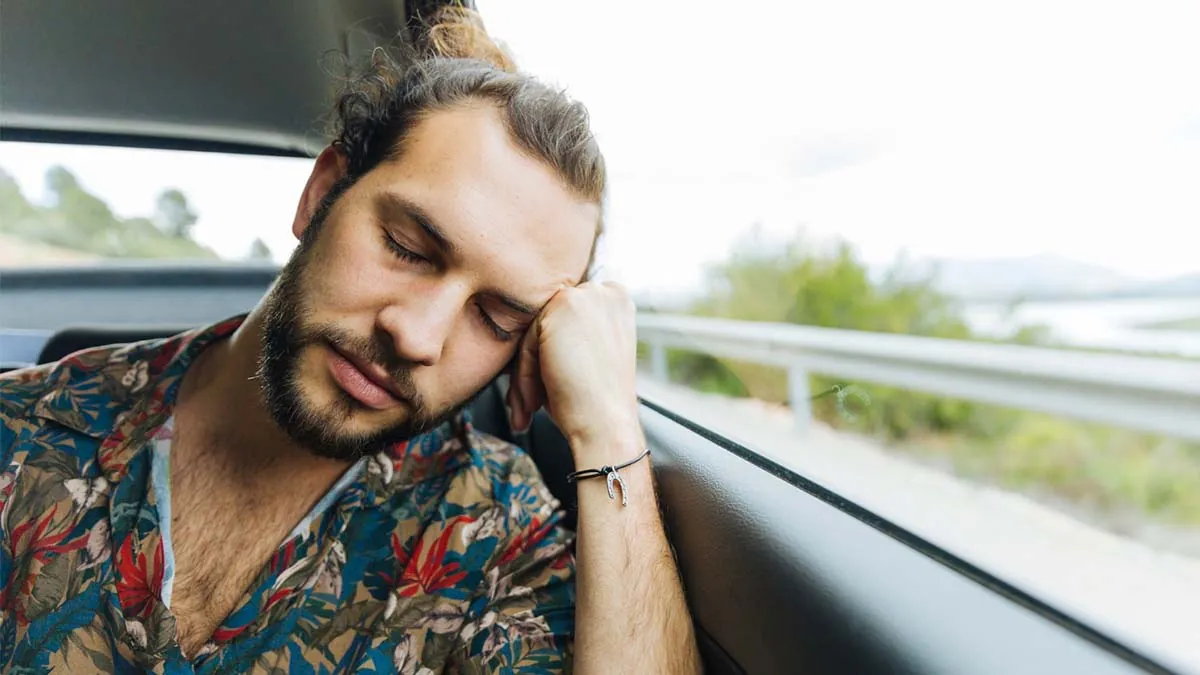 No al conducir, pero sí como pasajero: por esto te mareas en el coche y no al volante