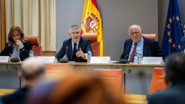 La DGT homologó cien modelos de balizas V16 a una red china perseguida por blanqueo