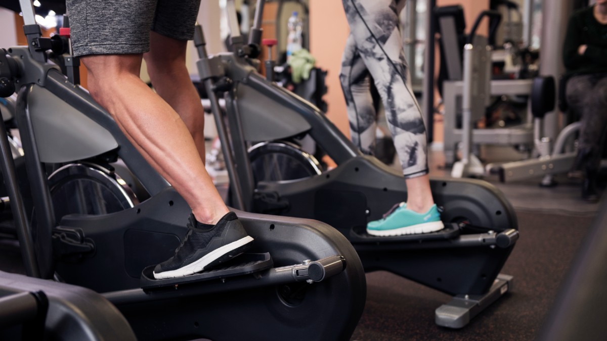 Las mejores máquinas de cardio del gimnasio: cuál adelgaza más y cuándo usar cada una