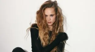 Juan Avellaneda, estilista, sobre la nueva tendencia de zapatillas que ya triunfa en Zara: «Se llevarán modelos ultrafinos»