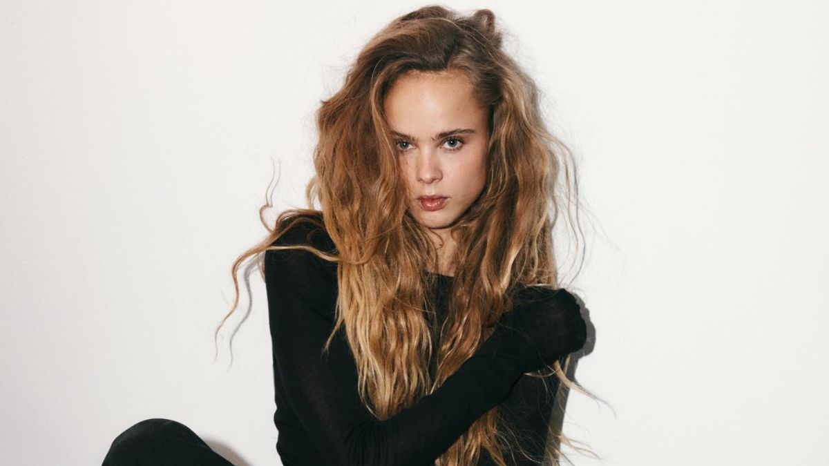 Juan Avellaneda, estilista, sobre la nueva tendencia de zapatillas que ya triunfa en Zara: «Se llevarán modelos ultrafinos»