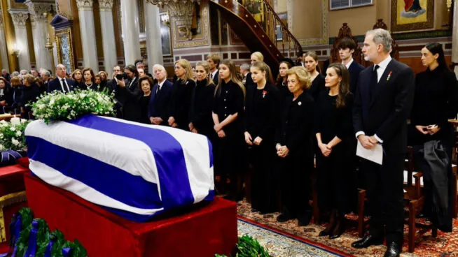 El funeral de Irene en Atenas deja una imagen icónica: la foto de la familia del Rey más unida que nunca