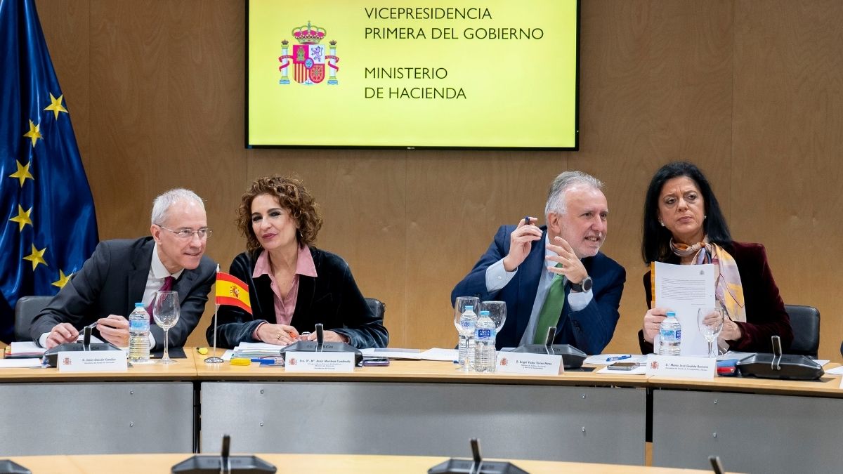 Montero se queda sola con Illa en un modelo de financiación que favorece a Cataluña