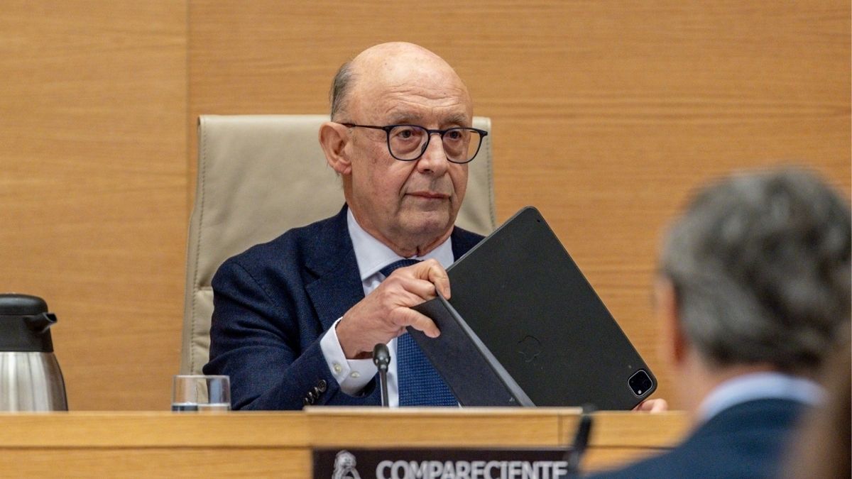 El juez del ‘caso Montoro’ pide documentación del exministro y del despacho clave de la trama