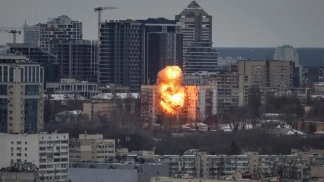 Al menos cuatro muertos y una veintena de heridos en un ataque ruso sobre Kiev