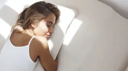 Confirmado por expertos: si duermes así envejecerás más y más rápido, pero puedes evitarlo