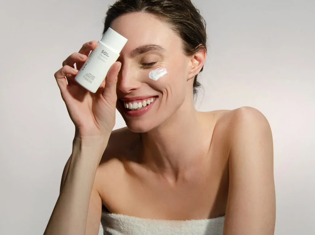 Mujer utilizando protección solar. (Fuente: Gen Identity)