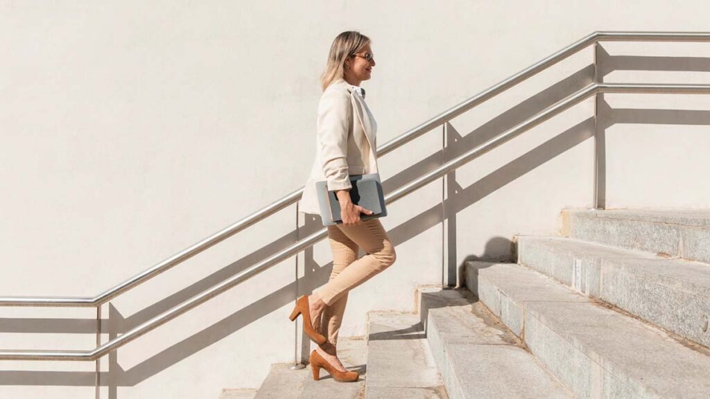 mujer-subir-escaleras-gluteo-ejercicio-caminar