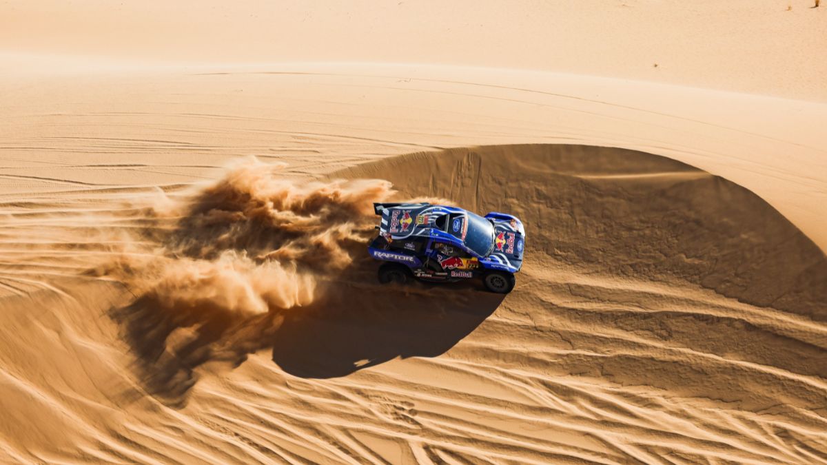 Nani Roma se pone líder en coches por delante de Carlos Sainz en el Dakar