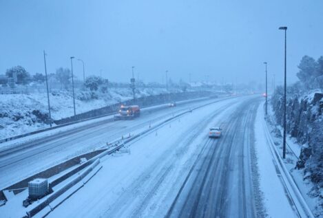 La nieve afecta a más de 75 carreteras, 15 de ellas en la red principal