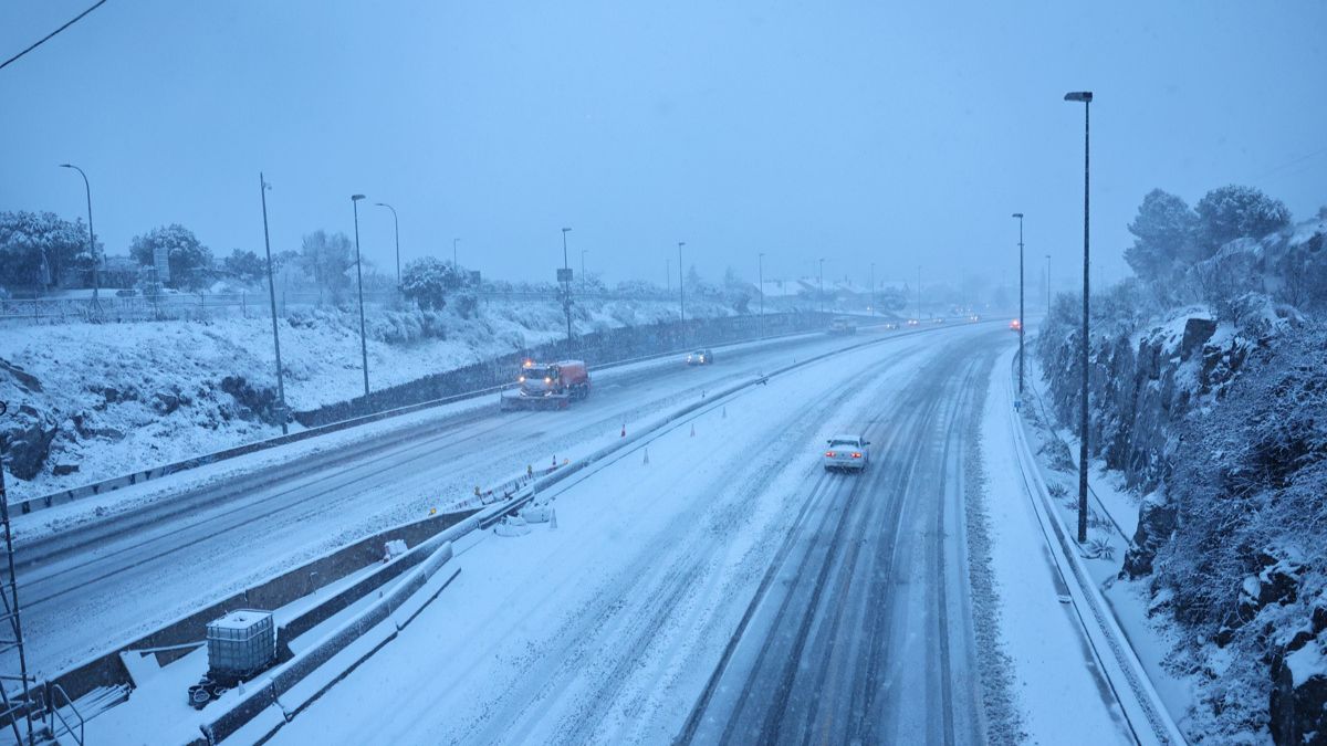 La nieve afecta a más de 75 carreteras, 15 de ellas en la red principal