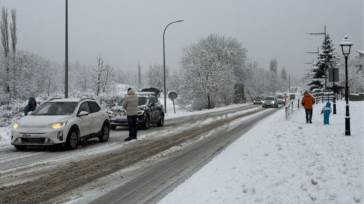 Diez comunidades y Melilla, en aviso por viento, olas, lluvia y nieve, con mínimas de hasta -4 °C