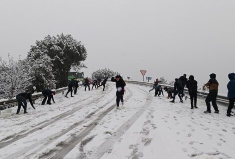 Carreteras colapsadas en la Sierra de Madrid y varios centímetros de nieve acumulados
