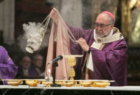 Dos obispos critican la regularización de inmigrantes del Gobierno: «Todos no caben»