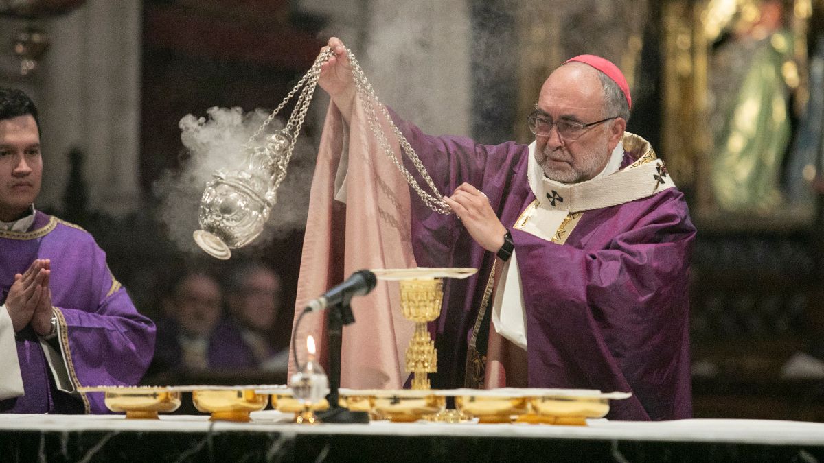 Dos obispos critican la regularización de inmigrantes del Gobierno: «Todos no caben»