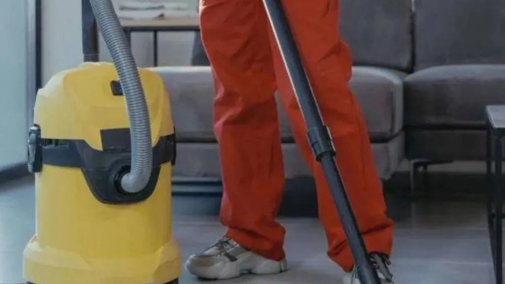 Conserje limpiando suelo 