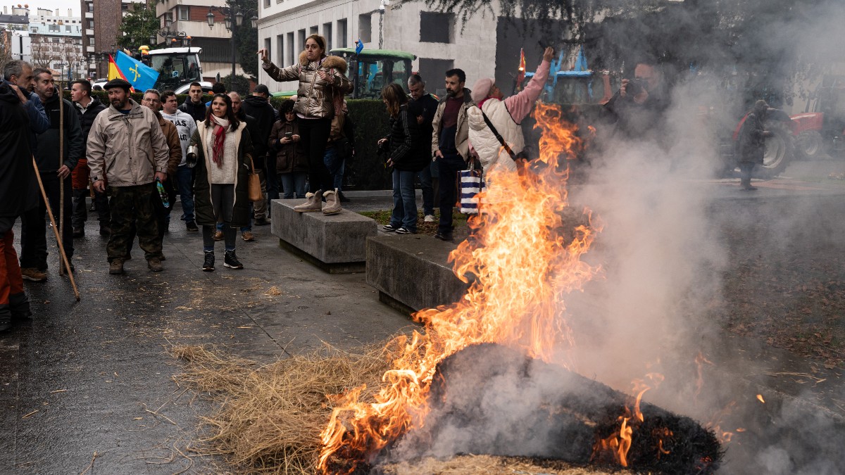 Una tractorada contra el acuerdo entre la UE y Mercosur colapsa el centro de Oviedo