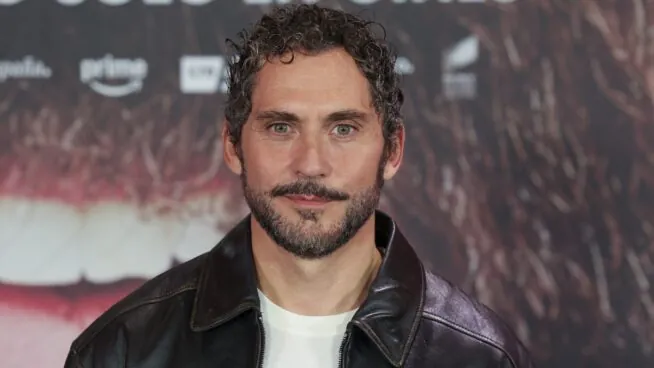 Paco León tira monedas por la calle: su extraña relación con el dinero y su extenso patrimonio