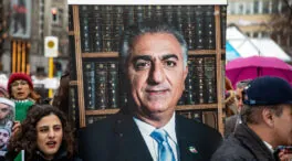 El heredero del Sha de Persia llama a la huelga general en Irán y prepara su regreso al país