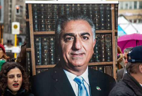 El heredero del Sha de Persia llama a la huelga general en Irán y prepara su regreso al país