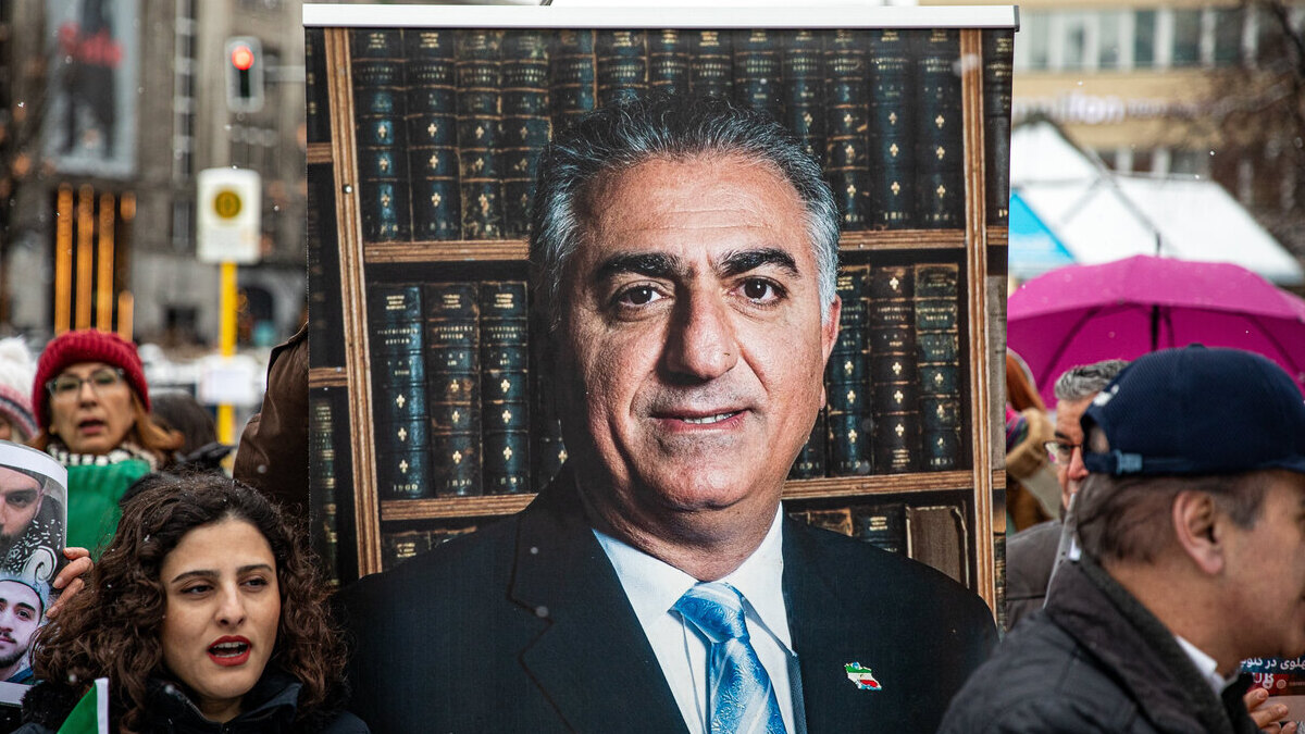 El heredero del Sha de Persia llama a la huelga general en Irán y prepara su regreso al país