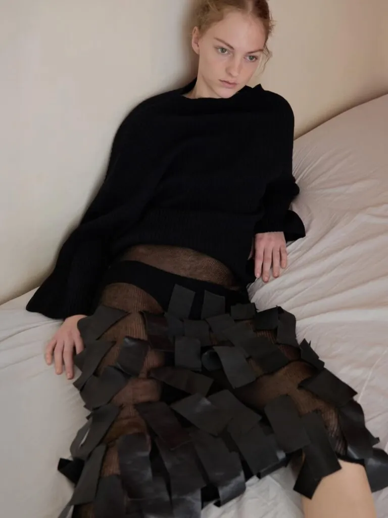 Total look en color negro de la diseñadora Paloma Wool