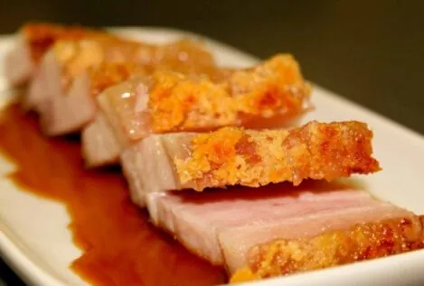 Panceta a baja temperatura con glaseado de cerdo, la receta que nunca te daría tu médico