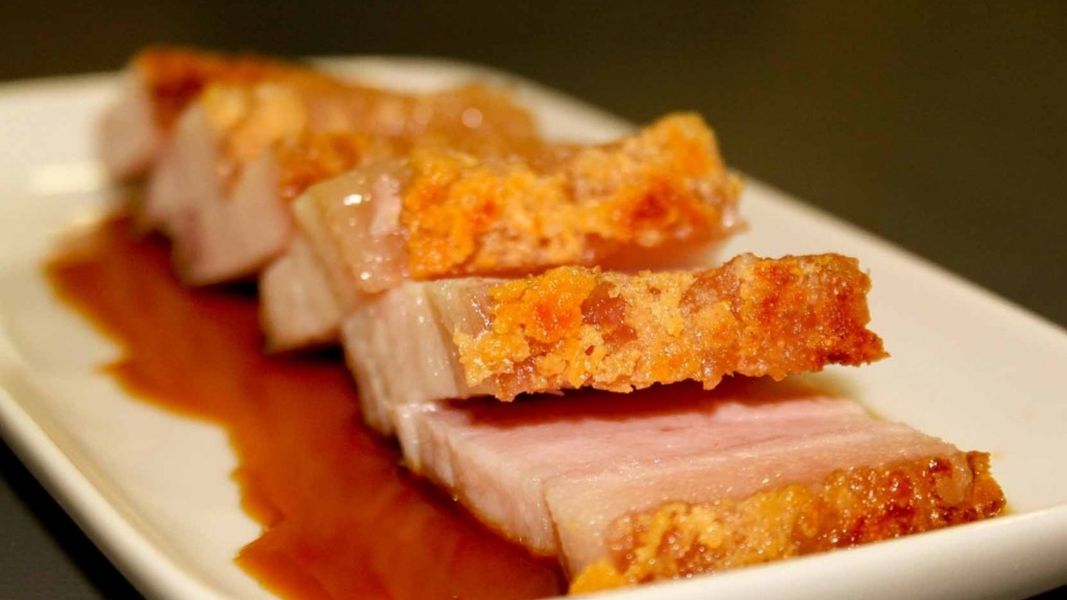 Panceta a baja temperatura con glaseado de cerdo, la receta que nunca te daría tu médico