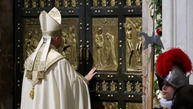 León XIV cierra la Puerta Santa del Vaticano y clausura el Jubileo