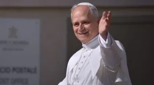 Ayuso, Sánchez y Almeida pugnan por albergar a los periodistas que cubrirán la visita del Papa