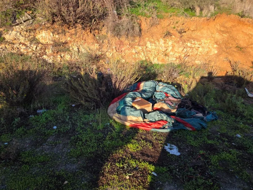 Parapentes localizados en la frontera de Ceuta con Marruecos