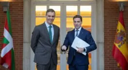 Sánchez promete a Pradales traspasar al País Vasco los aeropuertos y mejorar el cupo