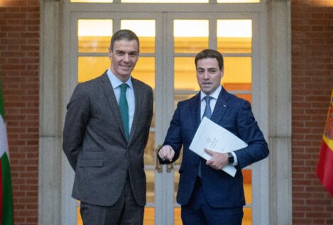 Sánchez promete a Pradales traspasar al País Vasco los aeropuertos y mejorar el cupo