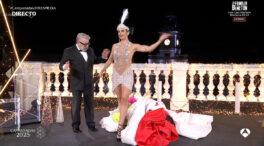 Cristina Pedroche sorprende con un vestido reciclado con mascarillas de las Campanadas de 2020