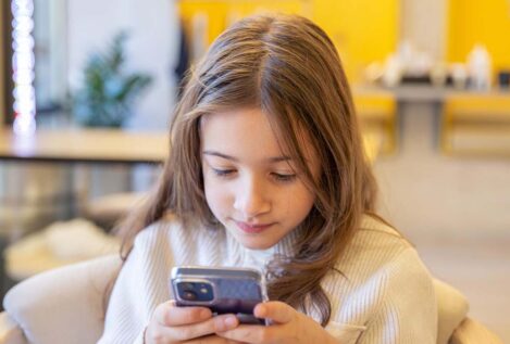 Esta es la peor edad a la que empezar a dejar a los niños tener teléfono móvil, según un estudio