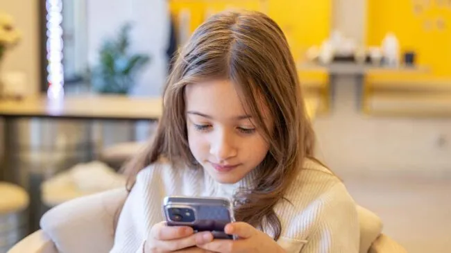 Esta es la peor edad a la que empezar a dejar a los niños tener teléfono móvil, según un estudio